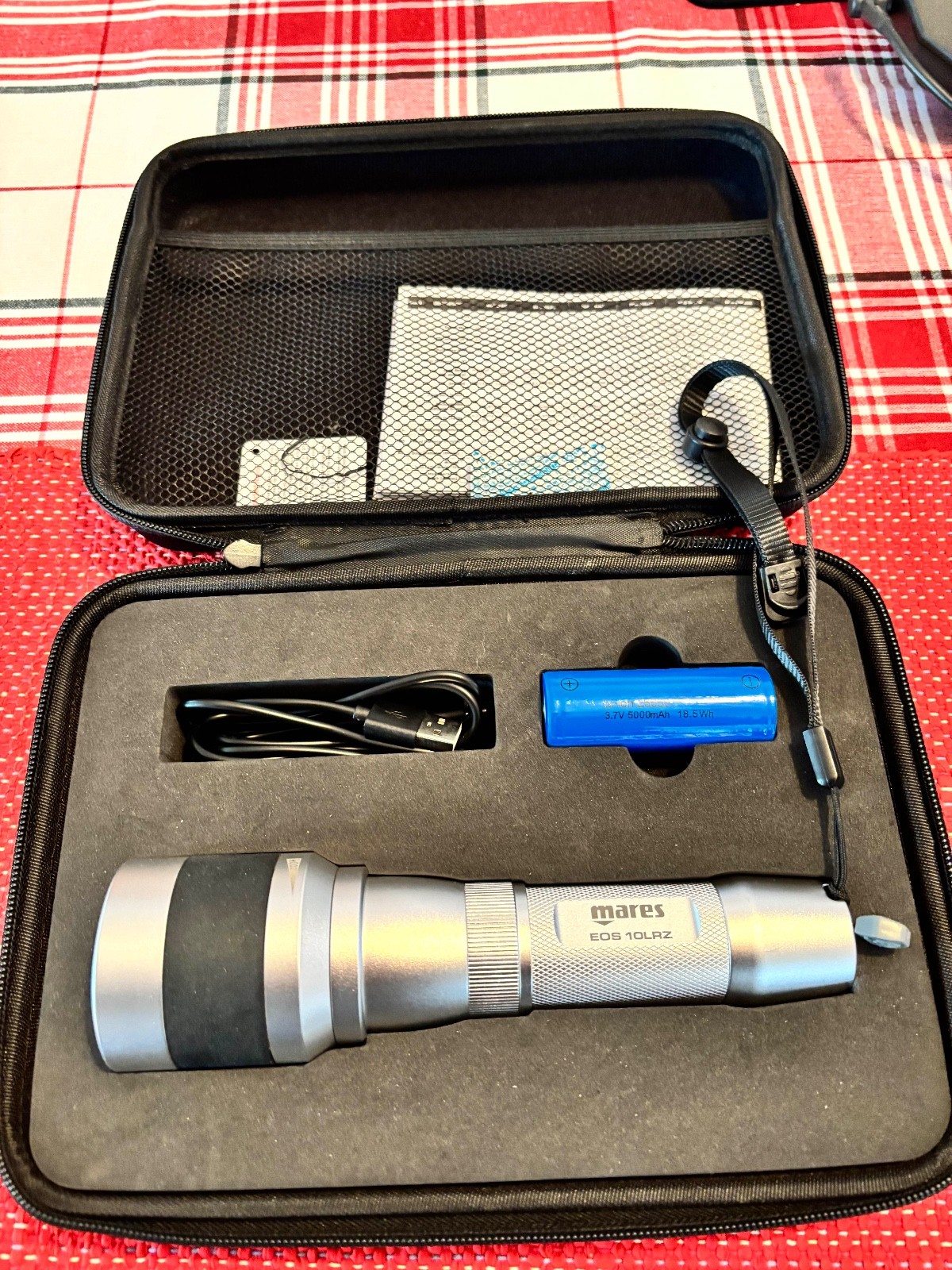 Mint Mares EOS Line 10LRZ  Zoomable Torch/Light    Never been in the water