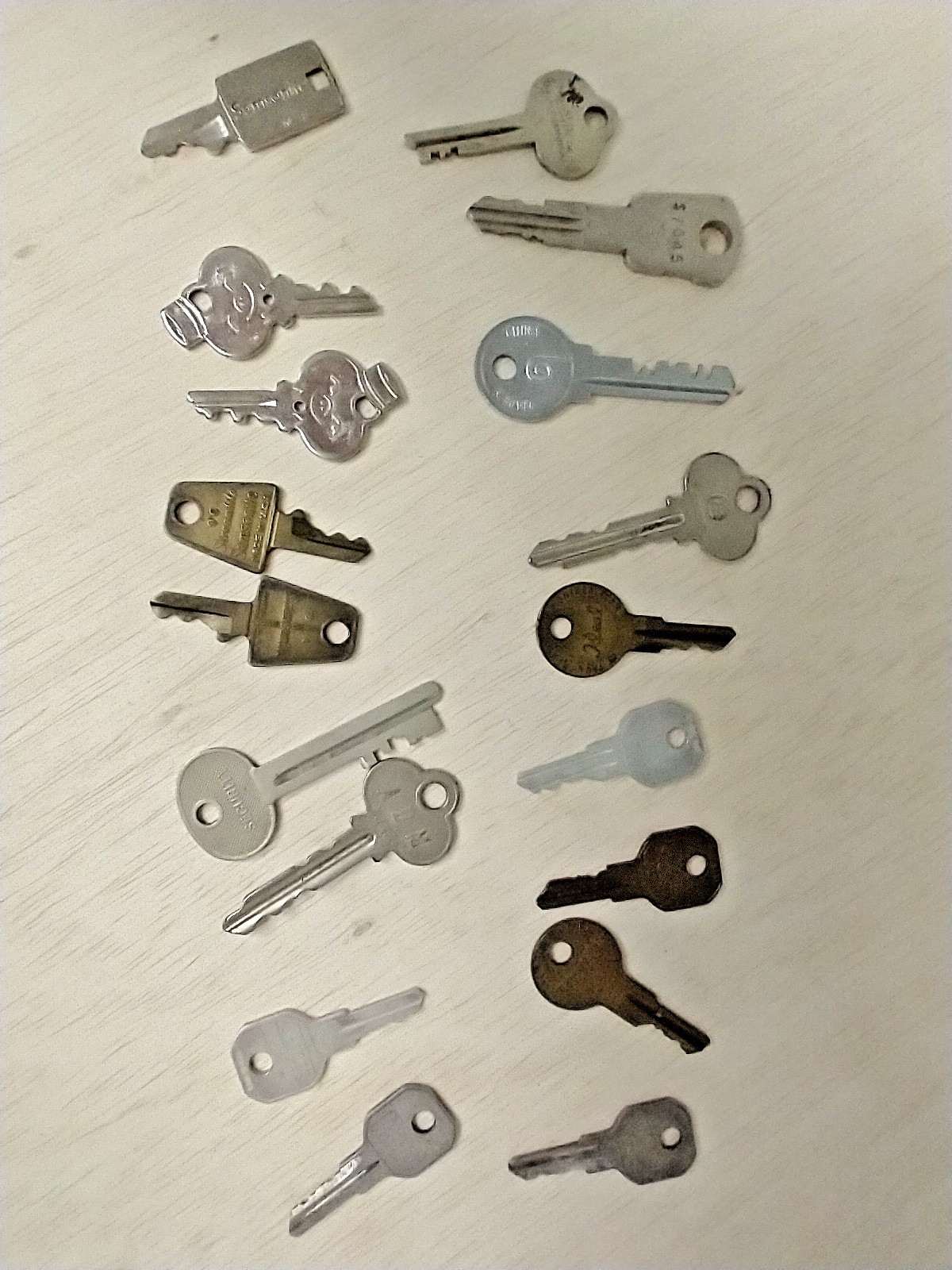 LOT OF 18 SAFE SECURITY LUGGAGE KEYS