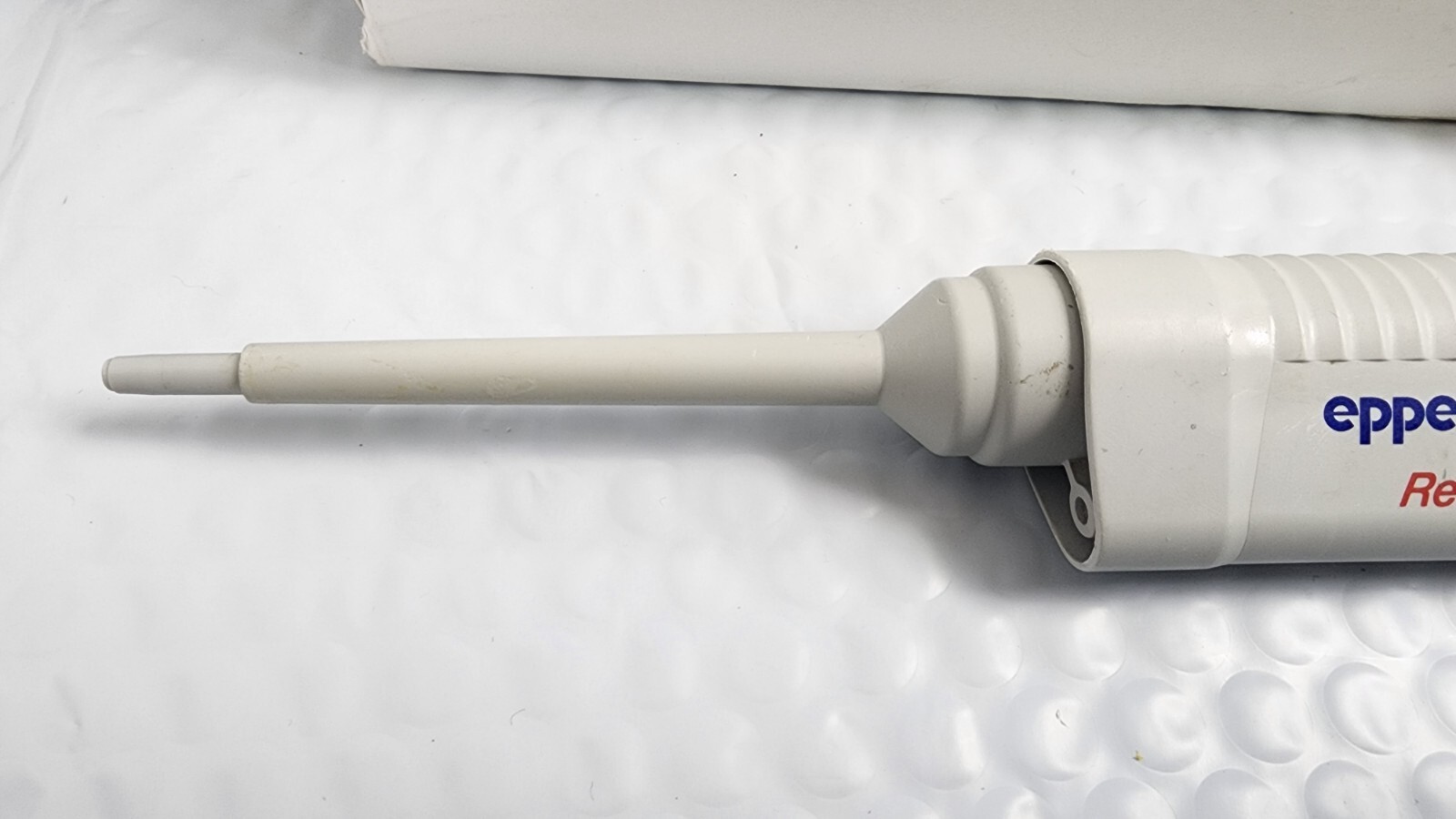 Eppendorf Research® plus Pipette, fixed volume single-channel, volume 100 μL