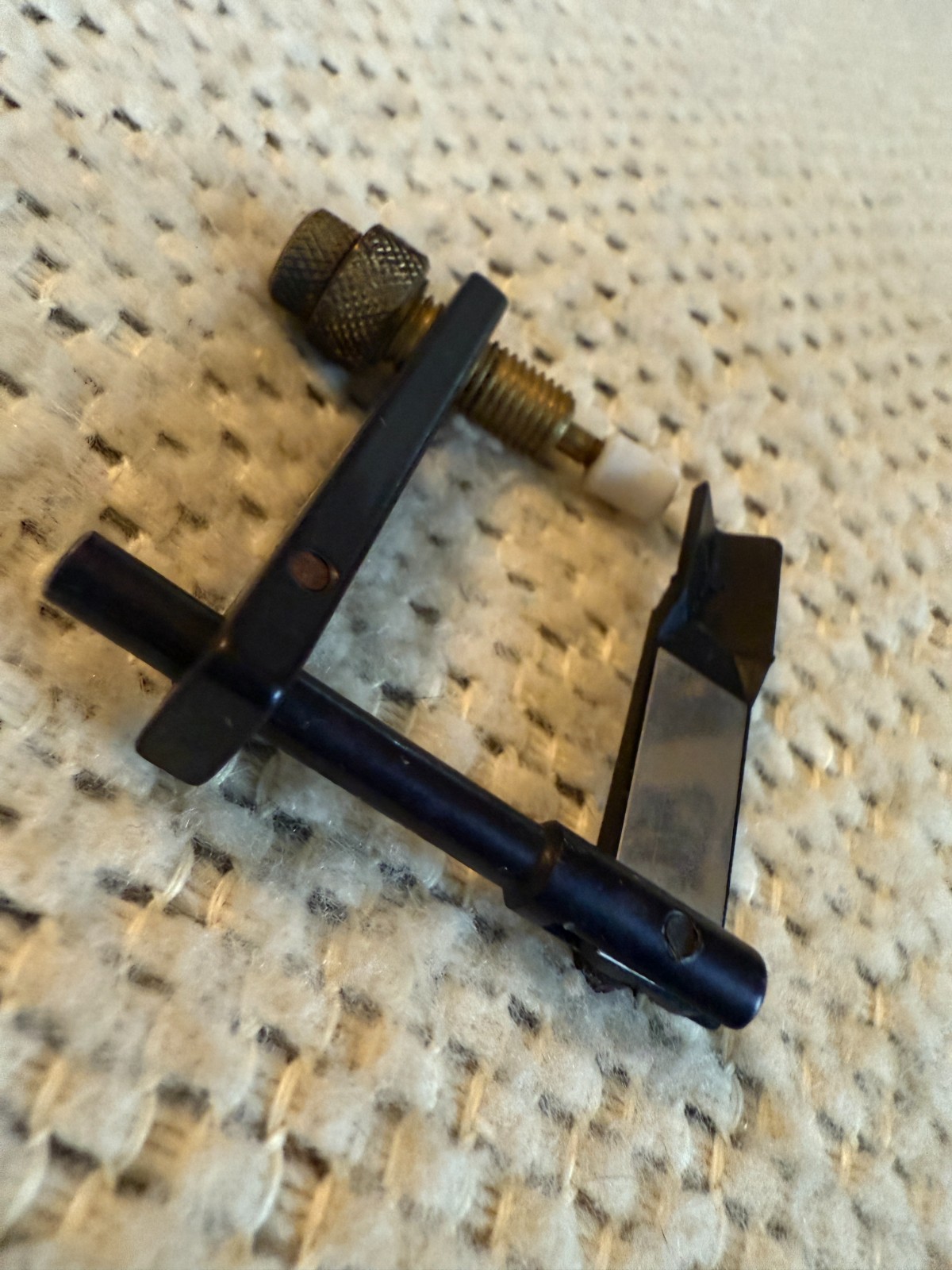 Pressure Plunger Archery Flipper Rest