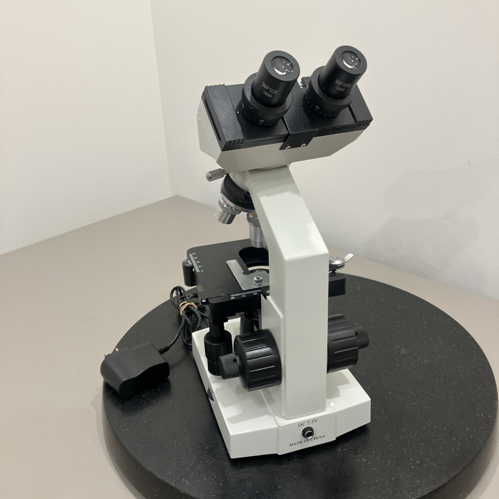 Omax M82E Compound Light Microscope w eyepieces and power cord