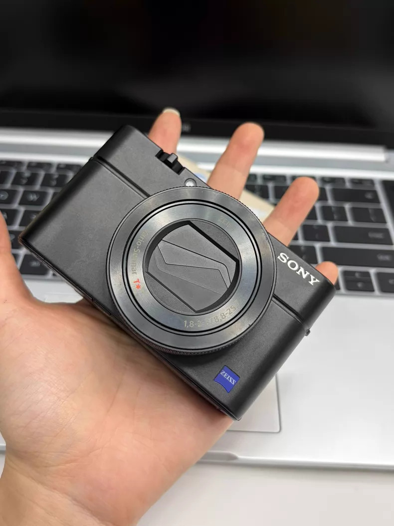 Sony Cyber-shot DSC-RX100M4 RX100IV Digital Camera 2.9x Optical Zoom 20.0MP