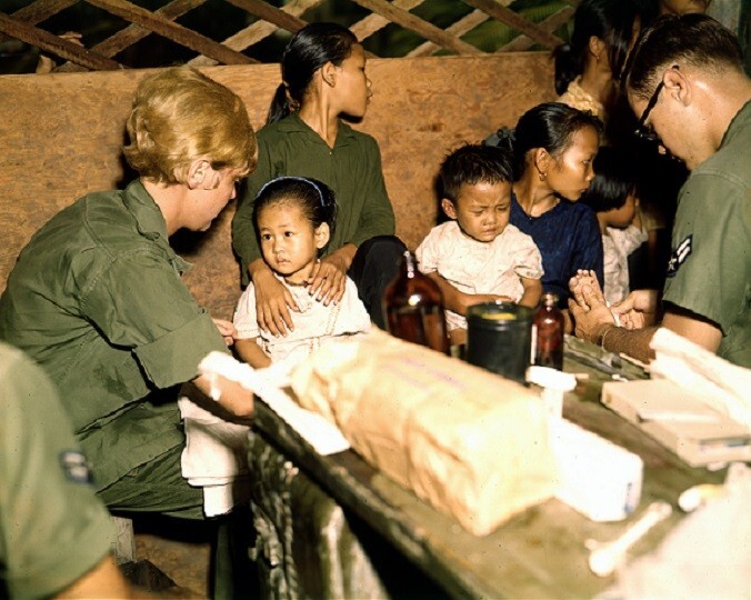 U.S. Nurse treats Vietnamese child Operation MED CAP 8x10 Vietnam War Photo 810