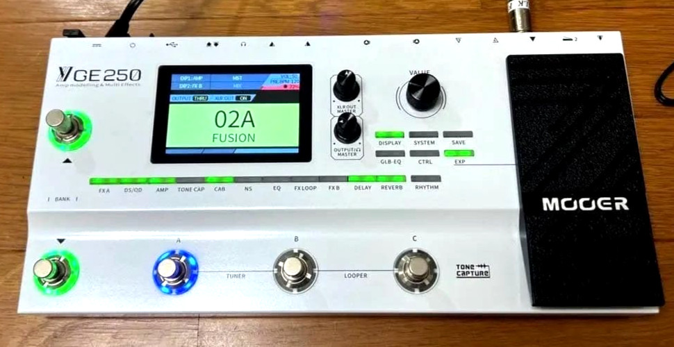 MOOER GE250 Multi-Effects Pedal White with AC adapter