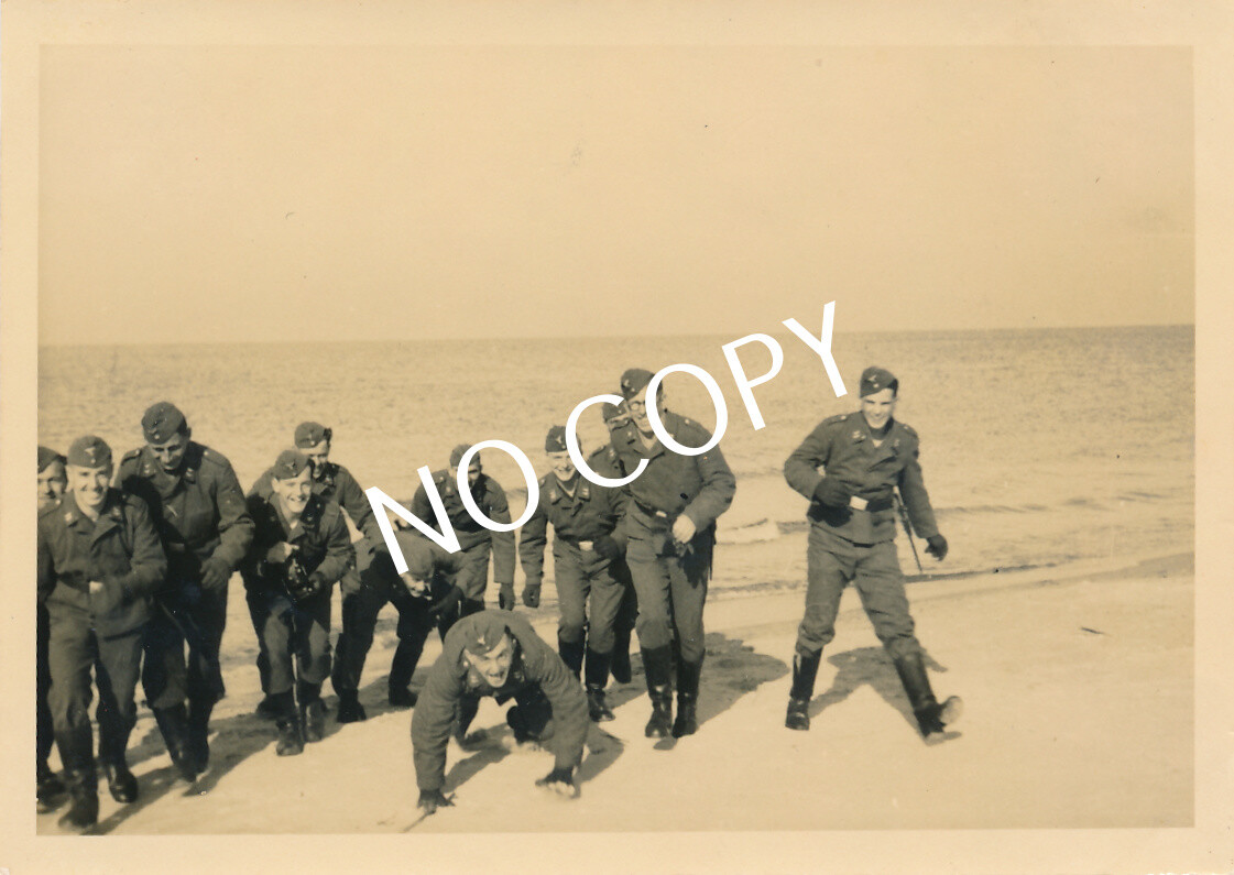 Photo WW II Wehrmacht Soldiers Leisure Fun Baltic Sea Deep J1.20