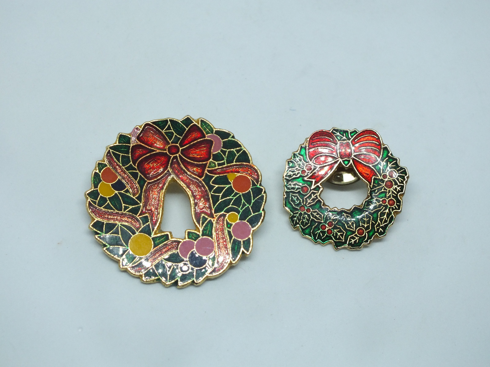 Stunning Brooch Pin Christmas Wreath Set 2 Enamel Signed Centennia 1980 Tai NICE