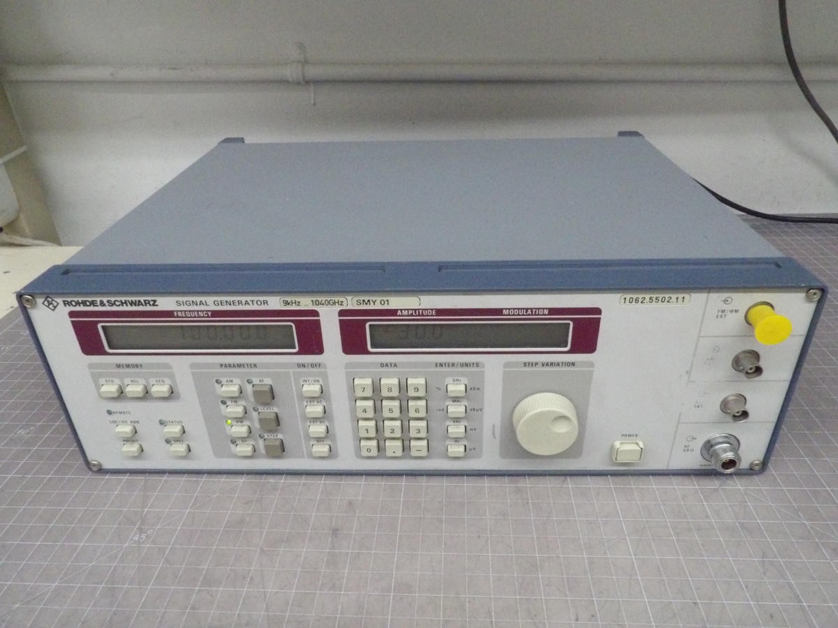 ROHDE & SCHWARZ SMY01, 1062.5502.11 SIGNAL GENERATOR 9 KHZ TO 1040 GHZ M3567
