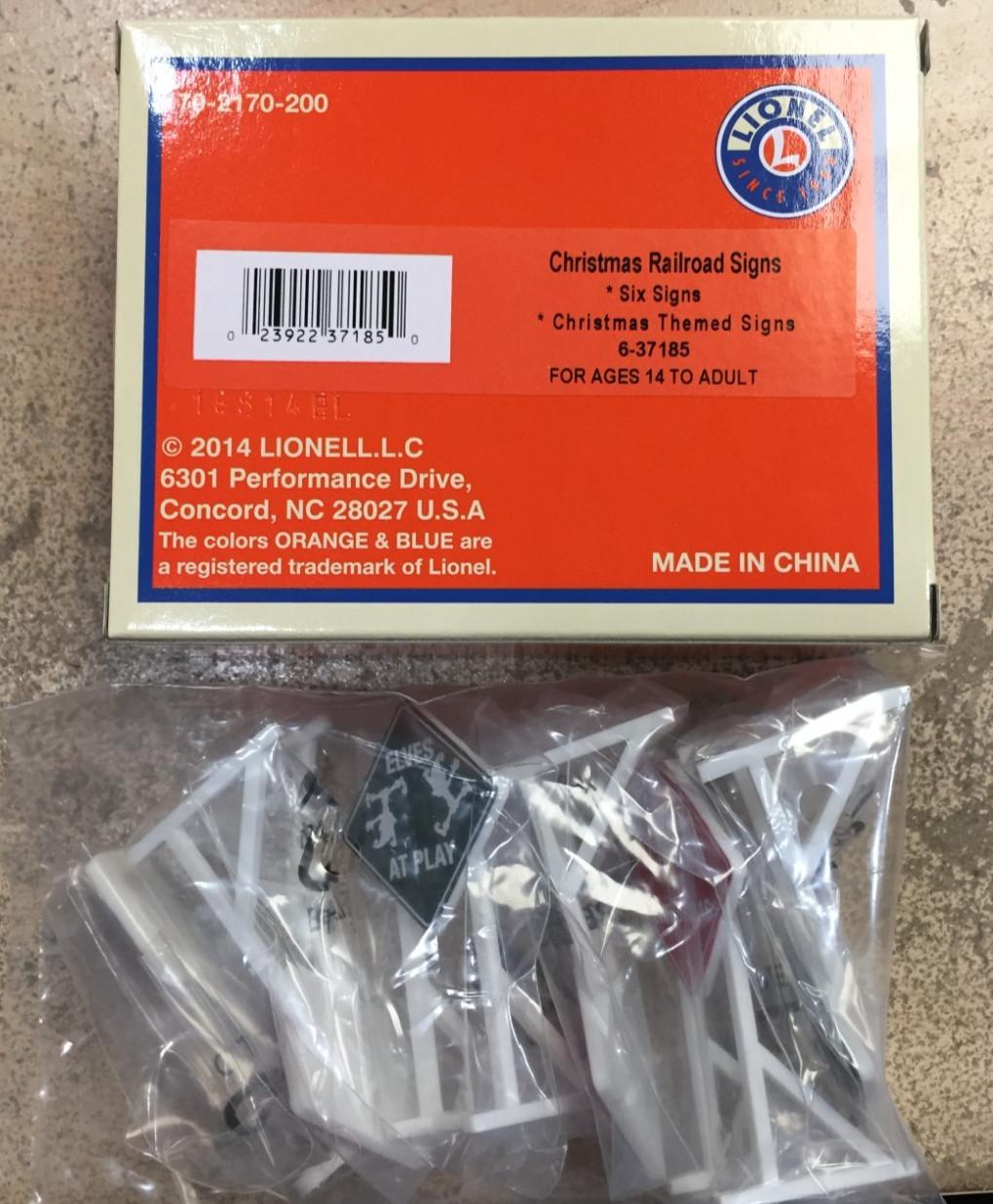 LIONEL 37185 CHRISTMAS RAILROAD SIGNS - 6 SIGNS -  MAKE OFFERS!!!