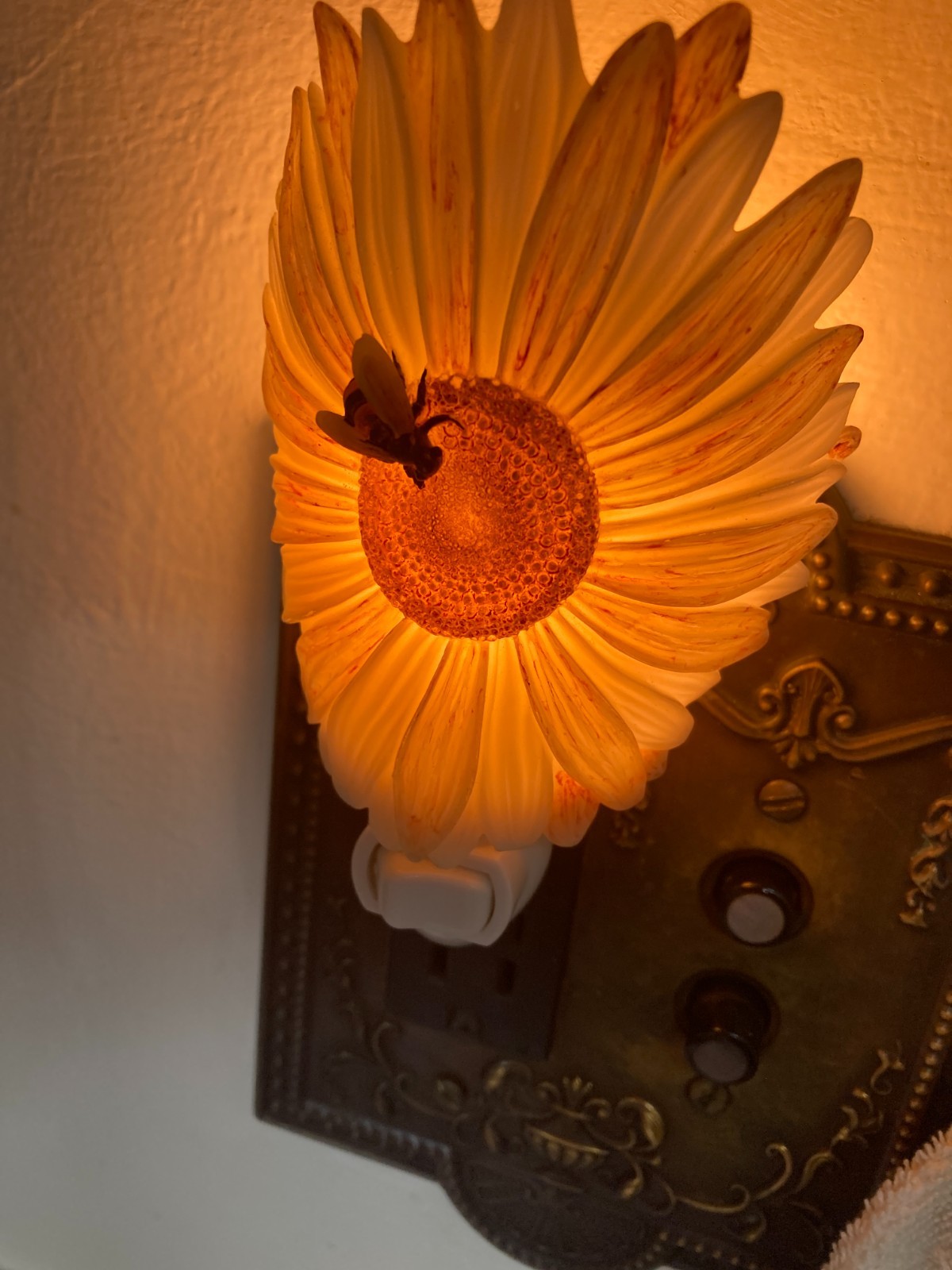 Flower and bumblebee night light plug in bee