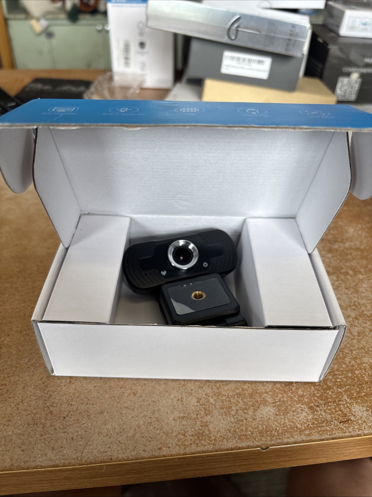 Video Camera With Tripod HD 1080P Plugin Play 1920 x 1080 Stereo Mic H.264 USB