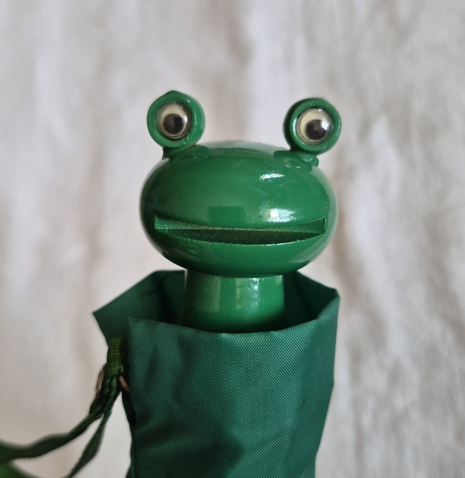 Green Frog Umbrella Frog Handle Metal Rods Bag 32.5" Diameter 20" Handle Length