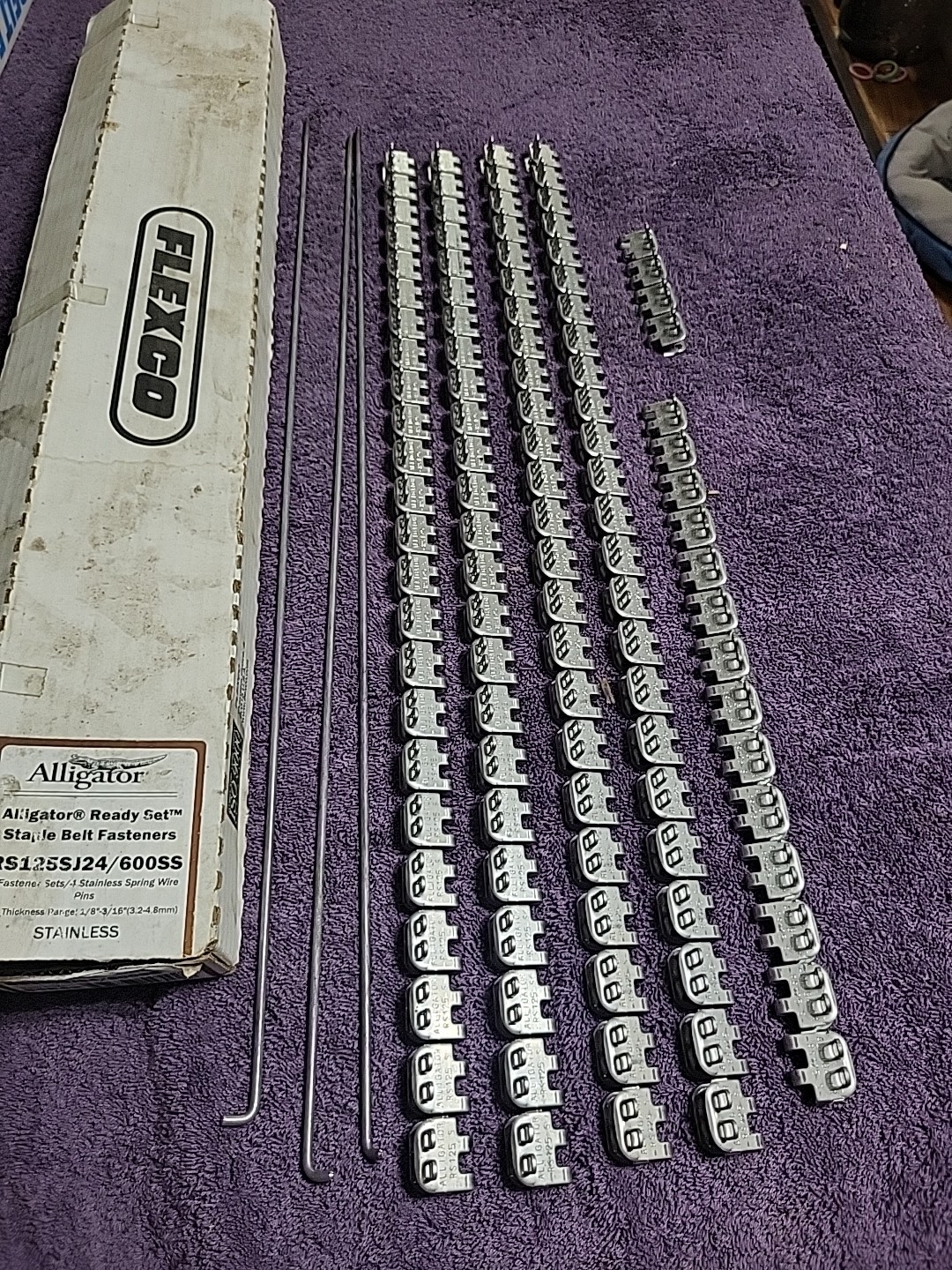 Flexco RS125SJ24/600SS Alligator Staple Lacing with Spring Wire (Partial Box)