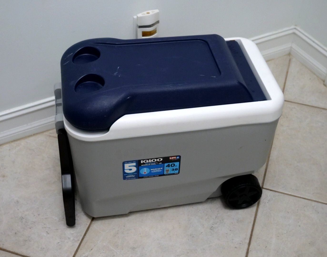 Igloo MaxCold Roller Wheelie Cool Cooler 40 qt. Ice Chest