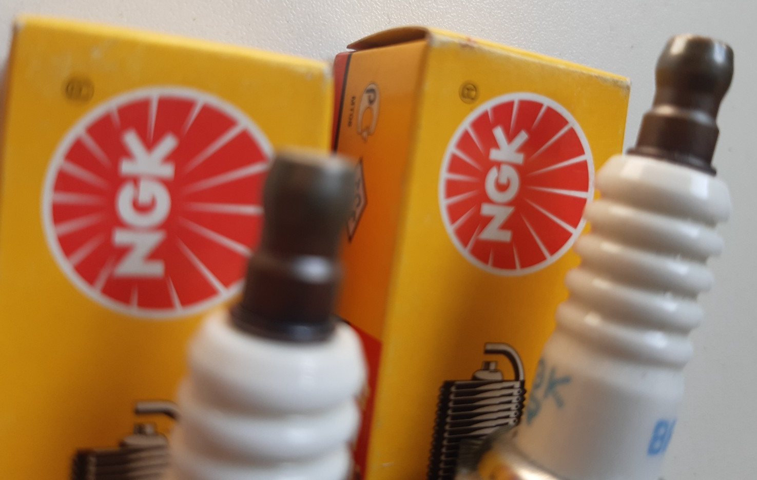 2 x GENUINE NGK BR8ES SPARK PLUGS (3961) SOLID TERMINAL - DOES NOT REMOVE - NOS