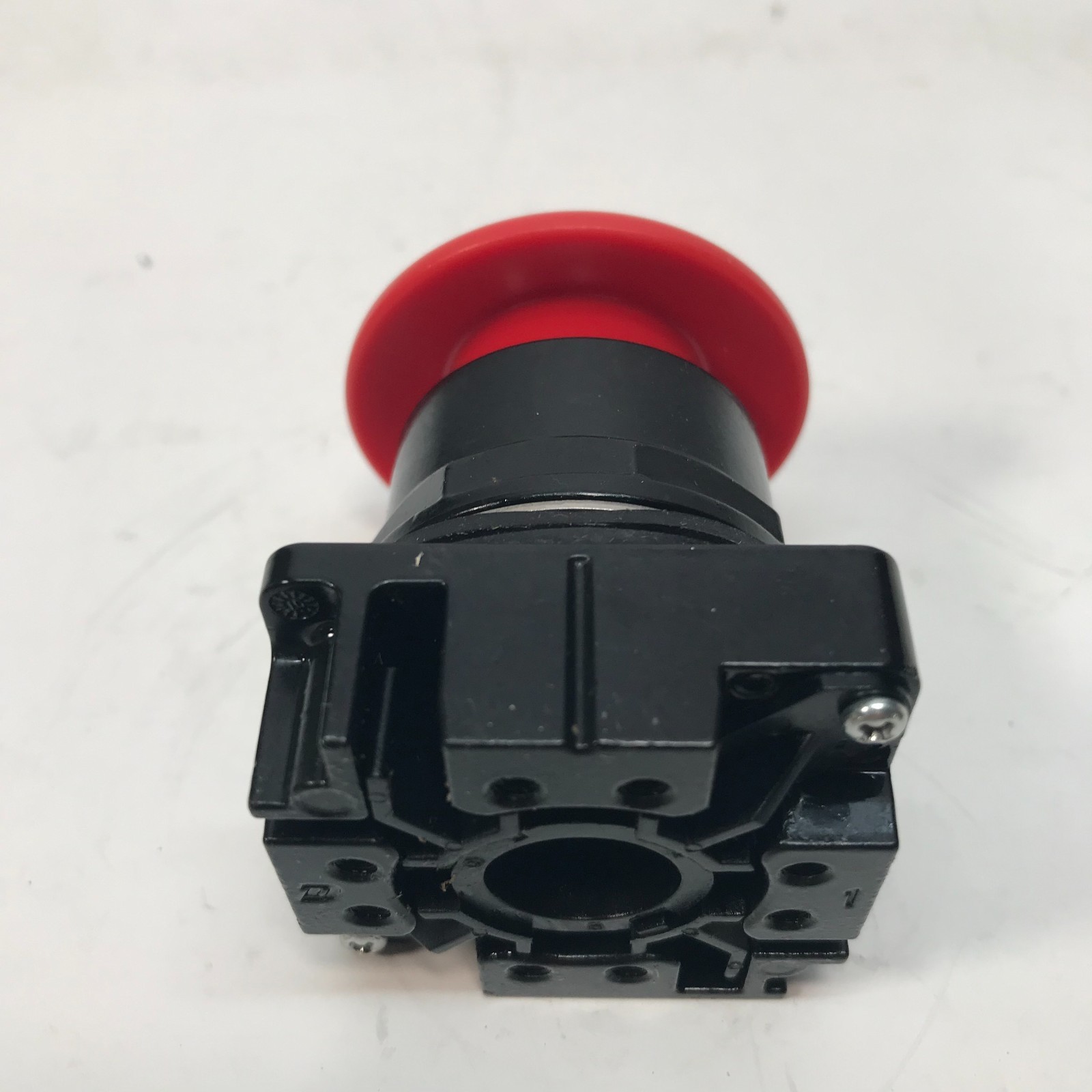 Siemens 52BP2W2 2 Pos. Push-Pull Operator Maintained, Plastic, 1 3/4", Red - New