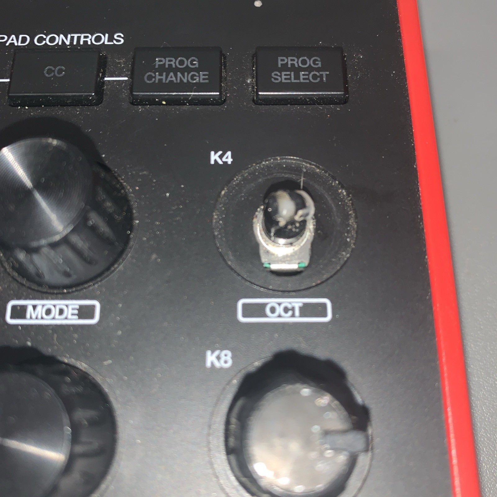 AKAI MPK Mini 25 Key USB MIDI Controller W/ 8 Drum Pads & 8 Knobs (missing 1)