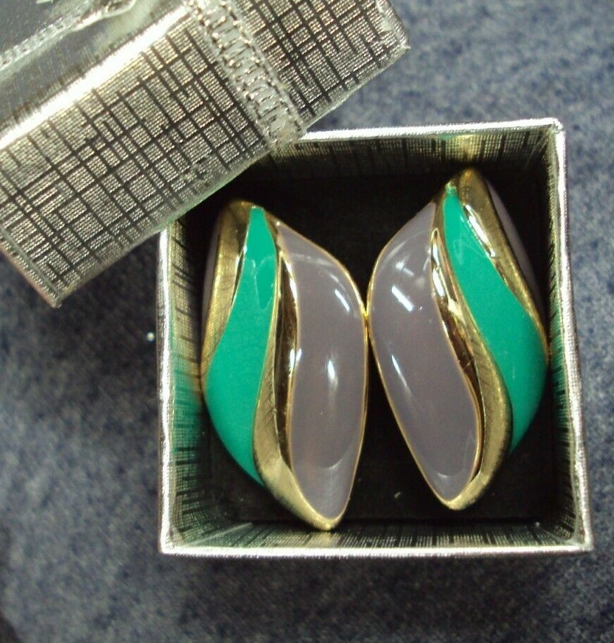 Vtg ESTATE JEWELRY Goldtone Metal GREEN & PURPLE Clip On Earrings 1 1/4" x 3/4"