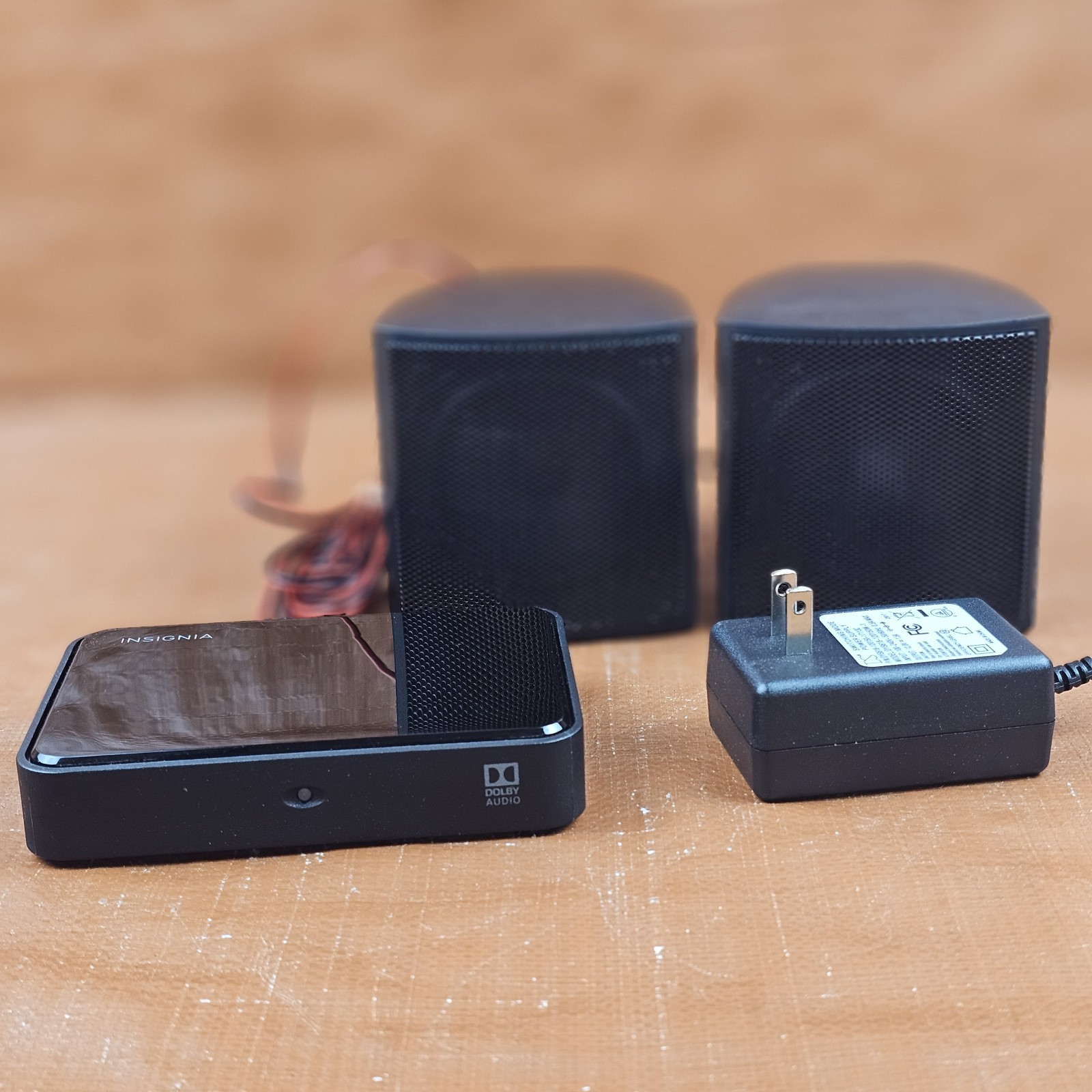 Insignia Universal Wireless Rear Speaker Kit NS-HURSK18    READ