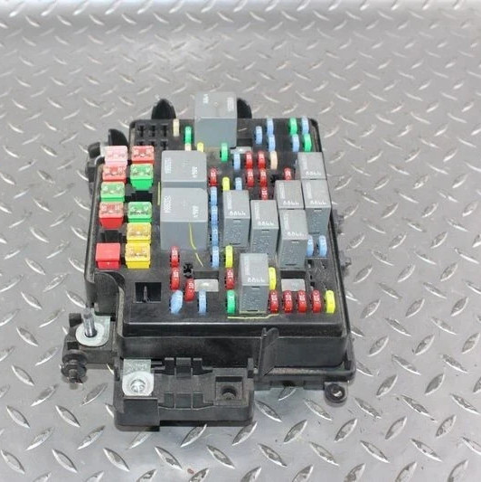 2003-2005 Chevy Silverado 1500 Engine Fuse Box Assembly OEM 03 - 05