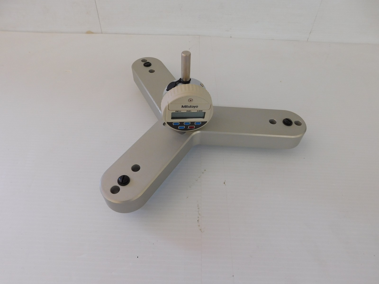 MITUTOYO MODEL IDC-112EB INDICATOR WITH STAND (LEQ91)