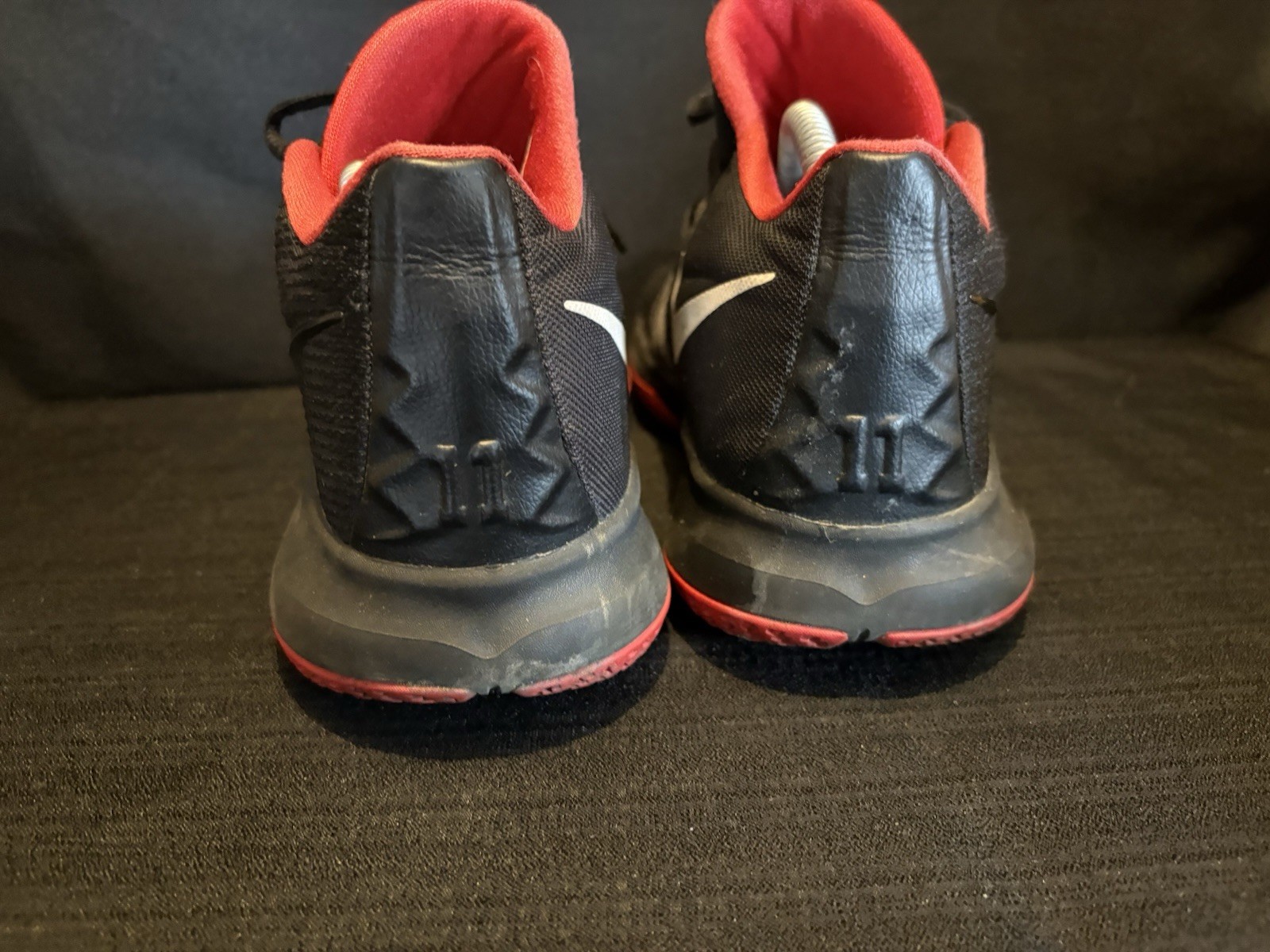 Nikes men’s size 10 Kyrie Irving red & black AA7071-060 READ DESCRIPTION