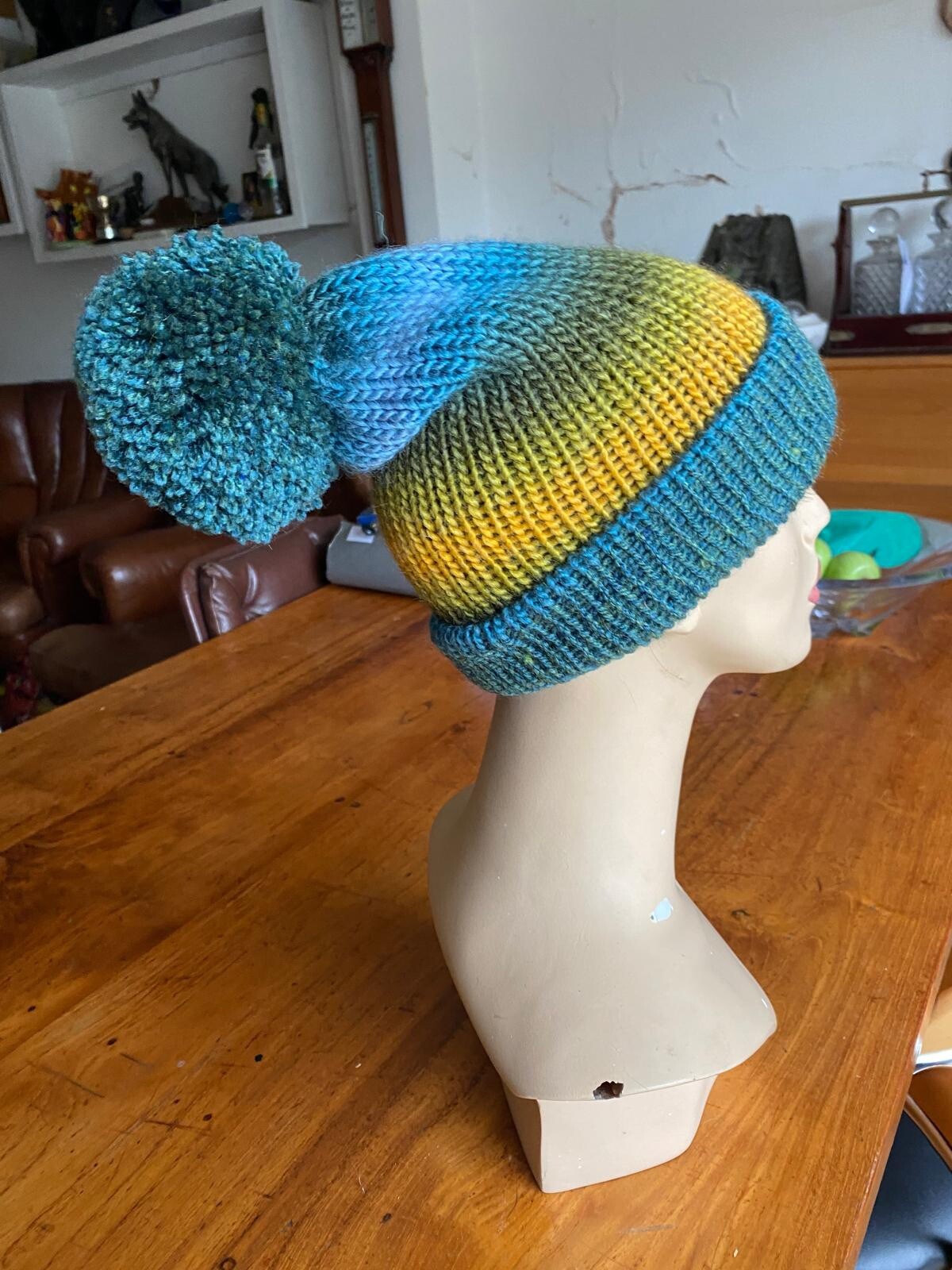 SHADES OF GREEN BLUE YELLOW STRETCH RIBBED KNIT BOBBLE HAT BEANNIE WINTER HAT