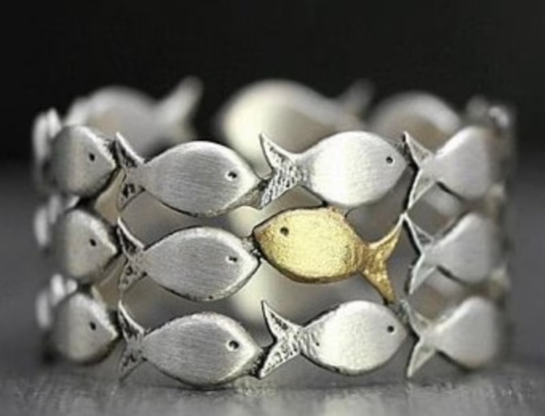 "Swim against the current" ring (gold fish)
