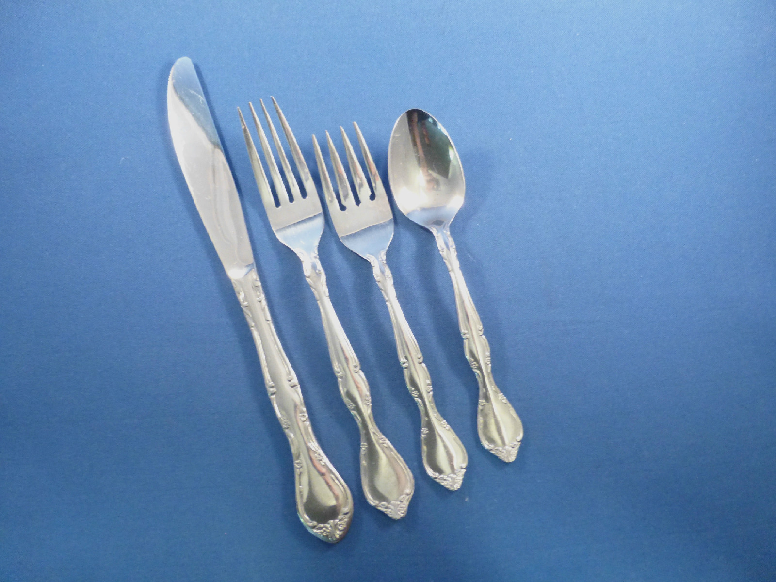 MANOIR-TOWLE SUPREME STAINLESS 4PC PLACE SETTING