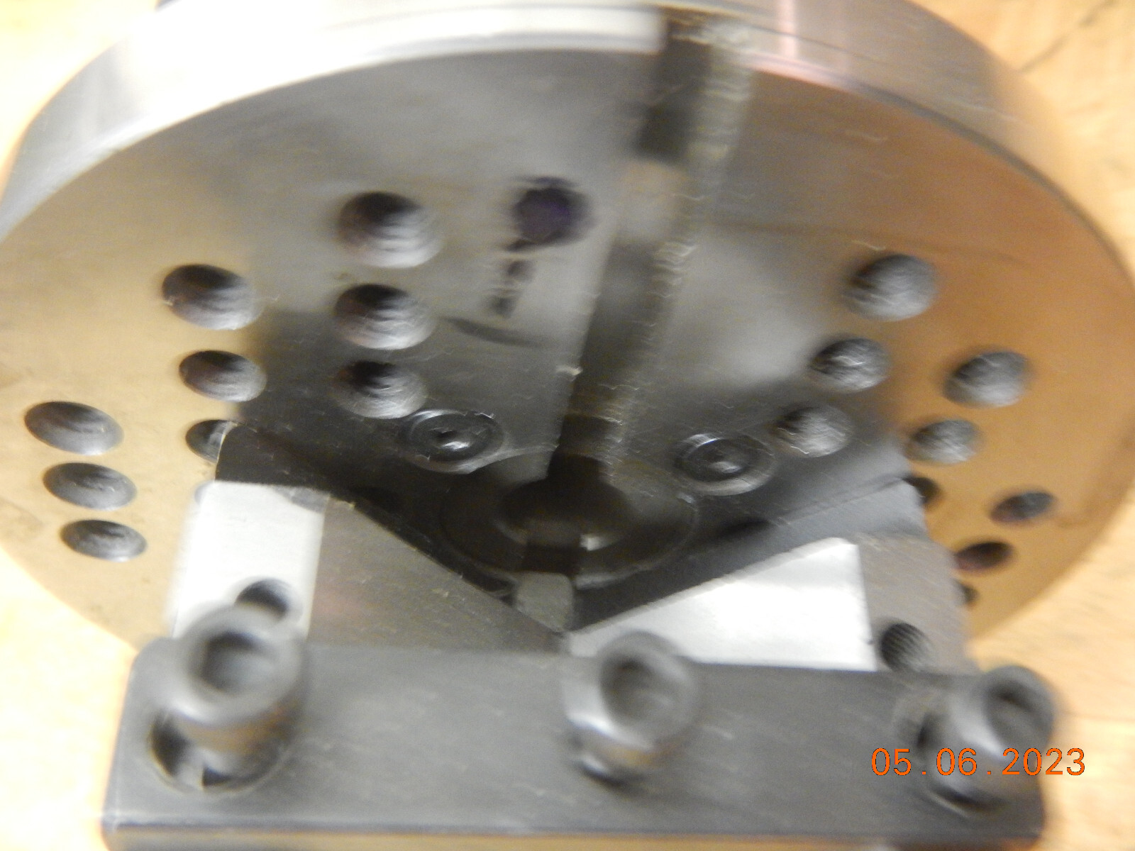 SMALL GRINDER GRINDING PUNCH FORMER SPIN FIXTURE WITH V BLOCK