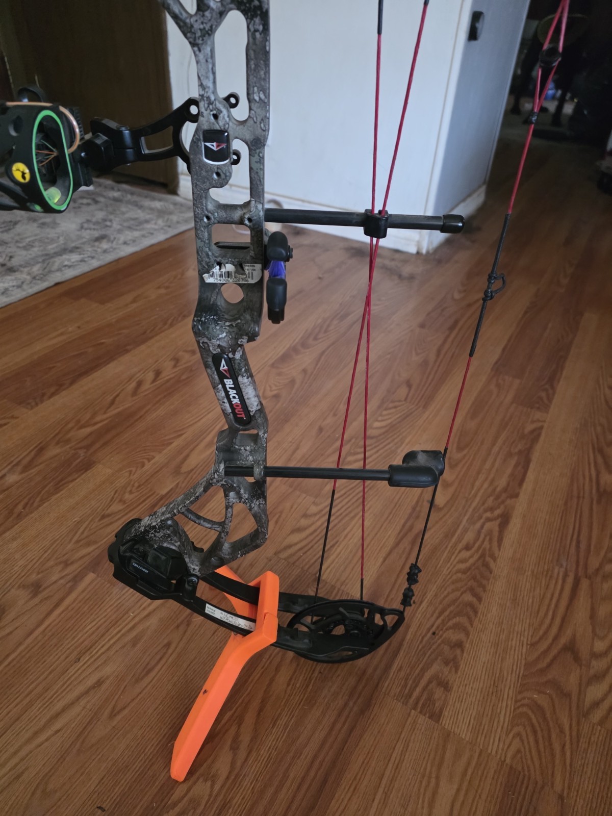Blackout Pursuit 70lb RH compound Bow