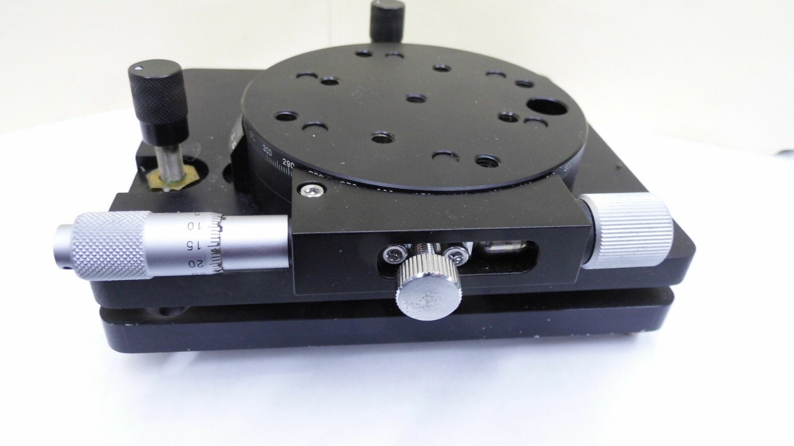 ROBOTIC SYSTEM OPTICAL ROTARY STAGE WITH LEVEL ADJUSTMENTS