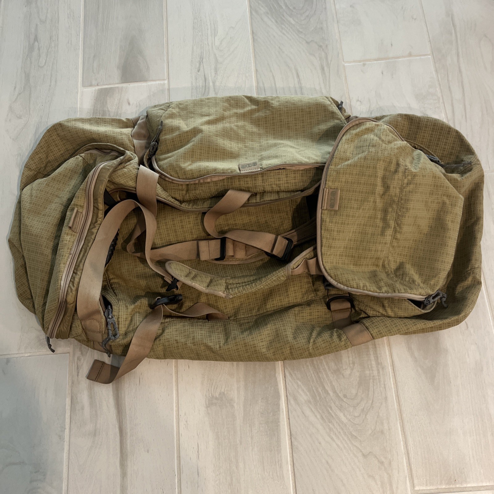 SPECIALTY DEFENSE SYSTEMS Liberty Tactical Duffel Coyote Brown
