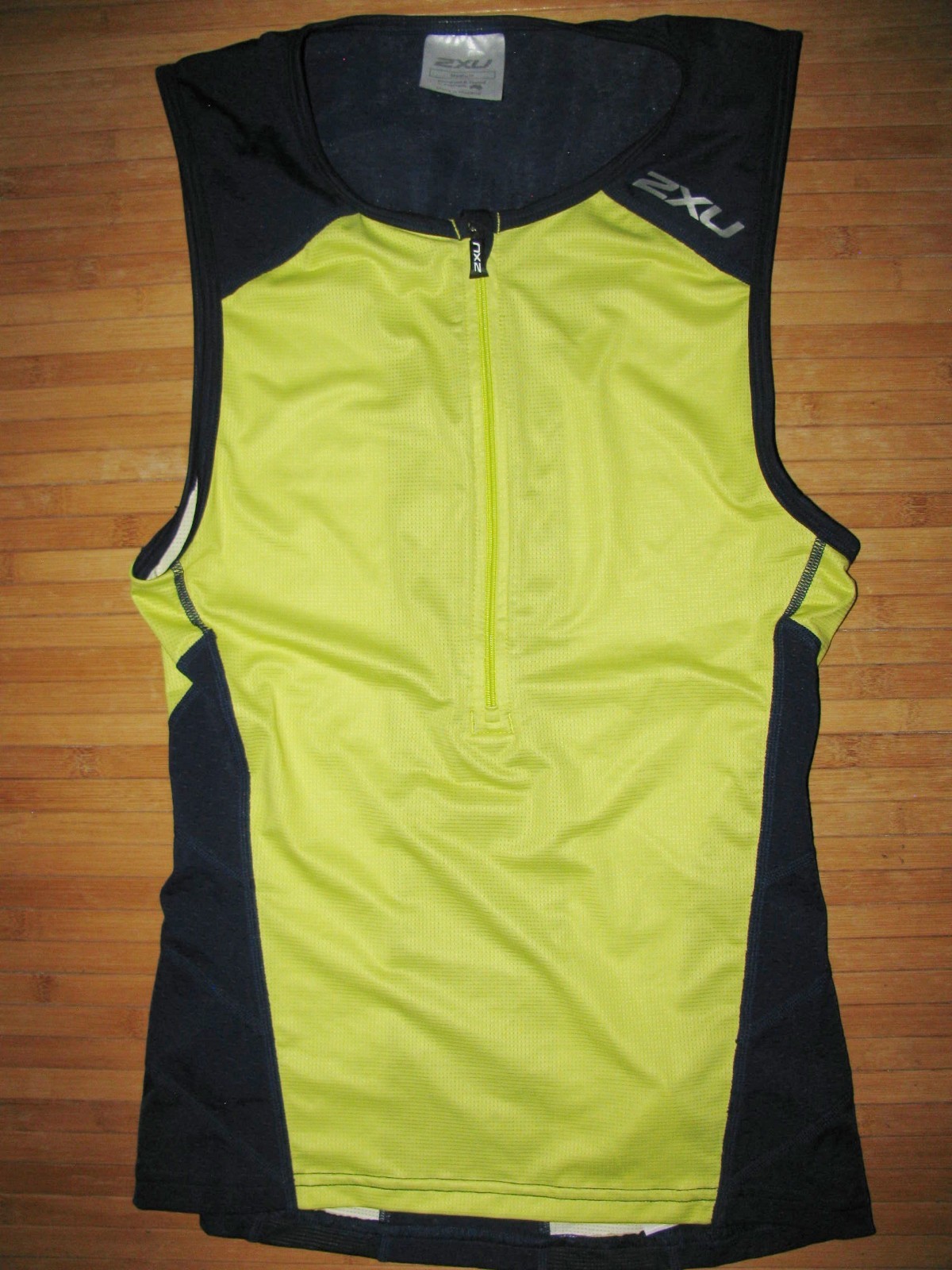 2XU Triathlon JERSEY Tri Shirt Size MEDIUM Zipper Front NAVY BLUE with YELLOW