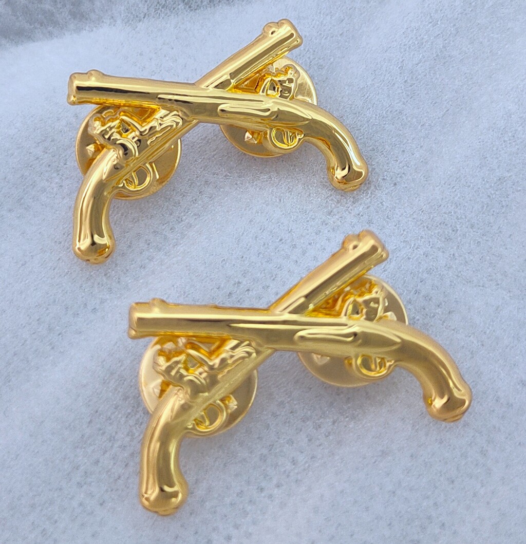 PAIR WW2 US ARMY MILITARY POLICE CROSSED PISTOL PIN INSIGNIA BADGE-chho981