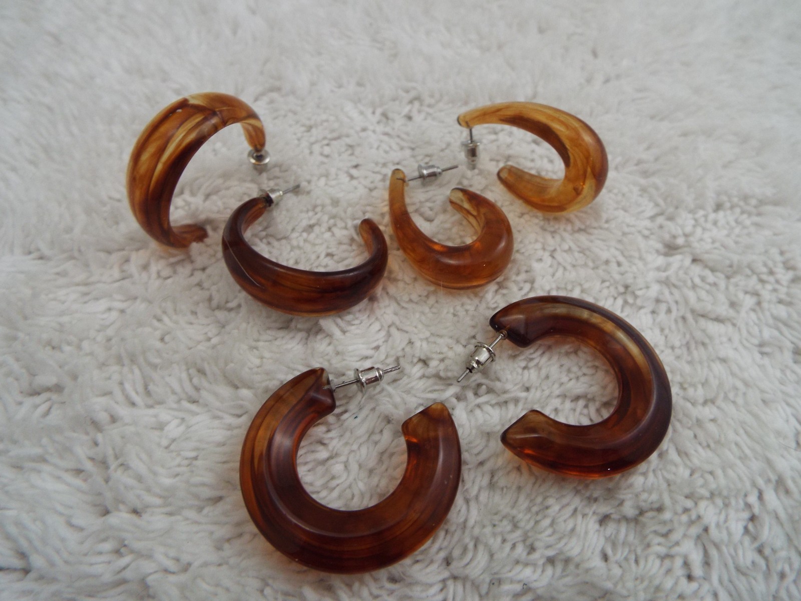 3 pr Amber Acrylic Hoop Pierced Earrings (D21)