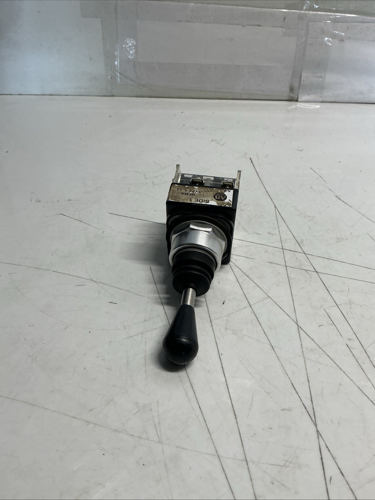 Allen Bradley 800T-T2H3 Ser. T Toggle Switch AA-207
