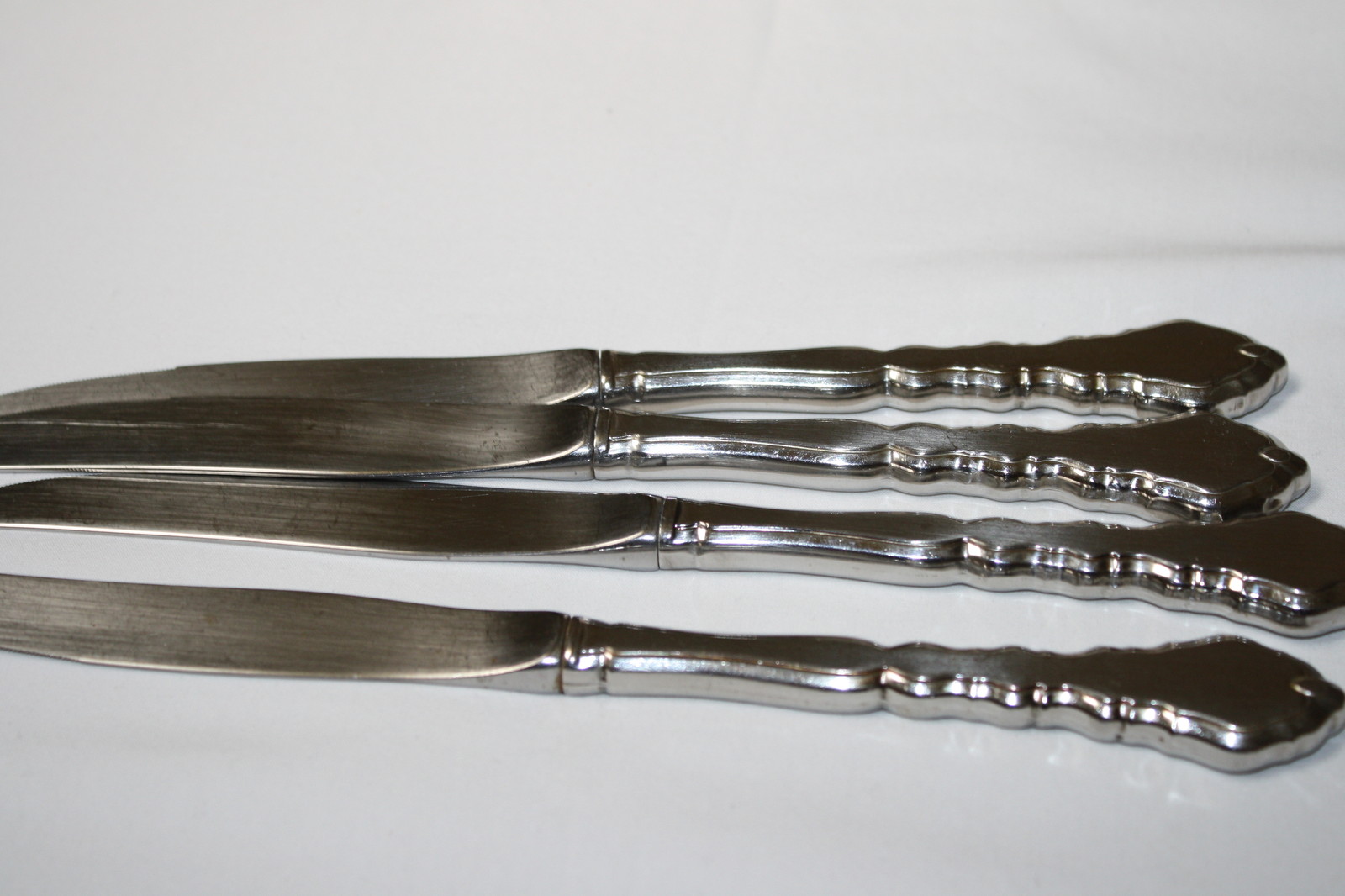 COMMUNITY ONEIDA STAINLESS FLATWARE "SATINIQUI" (4) DINNER KNIVES 9"