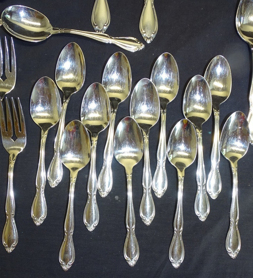 Oneida Ltd. Strathmore 64pc Set Stainless Flatware Deluxe