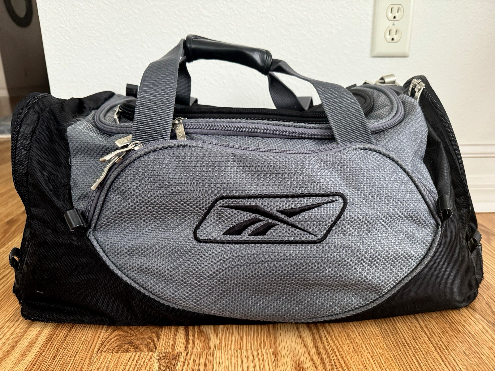 Reebok Duffle Bag Black & Gray Gym Travel w/Shoulder Strap & Shoe Compartment