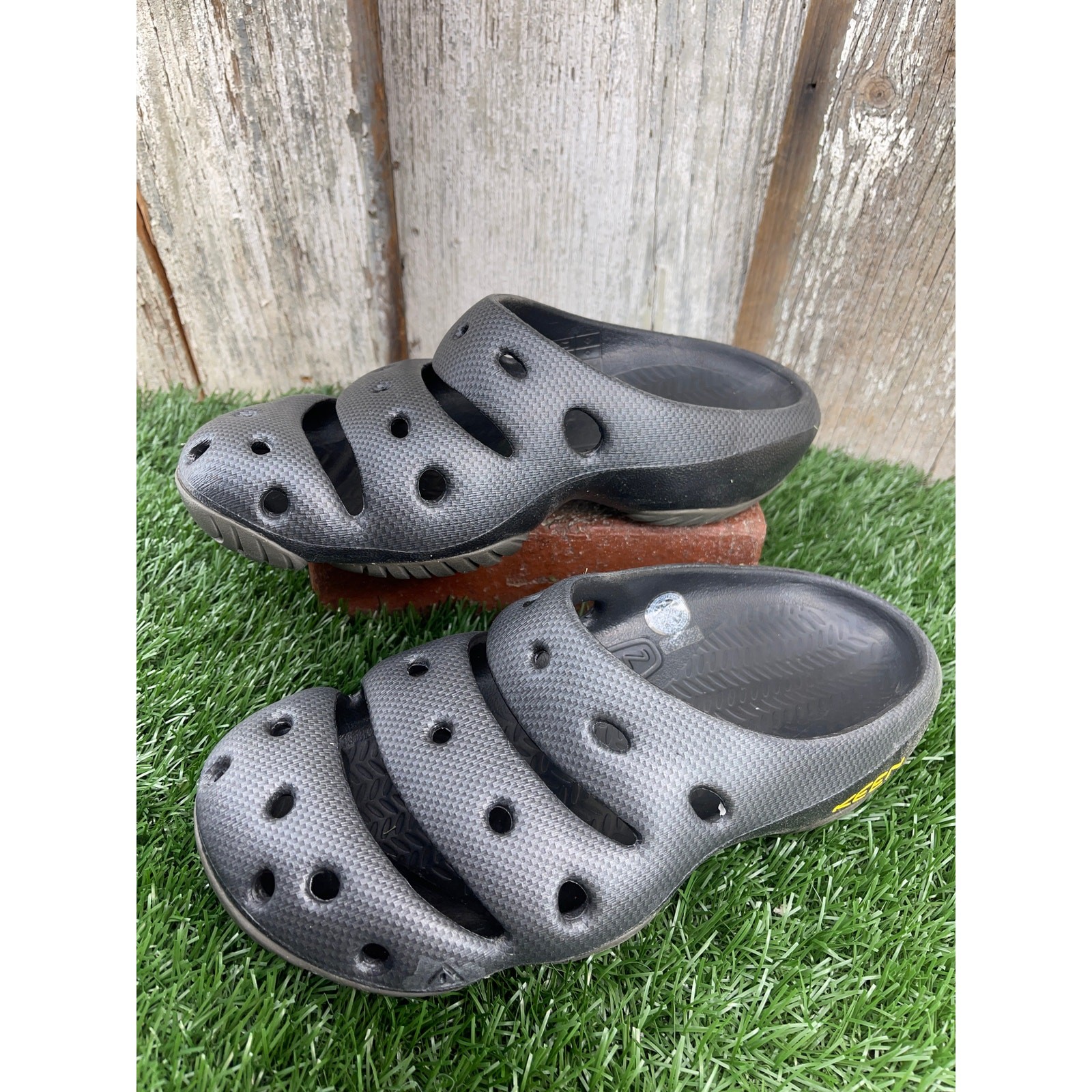 KEEN Yogui Arts Clogs Graphite Clogs Women's 10 Men's 8