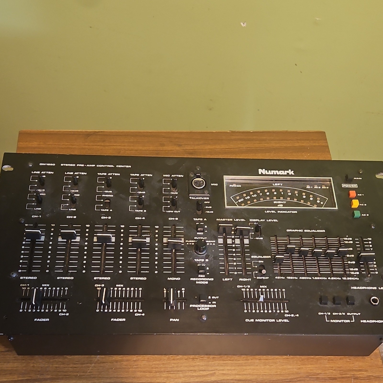 Numark DM1650 4-Channel 2-Bus Analog Rackmount DJ Mixer w/ Graphic EQ Black