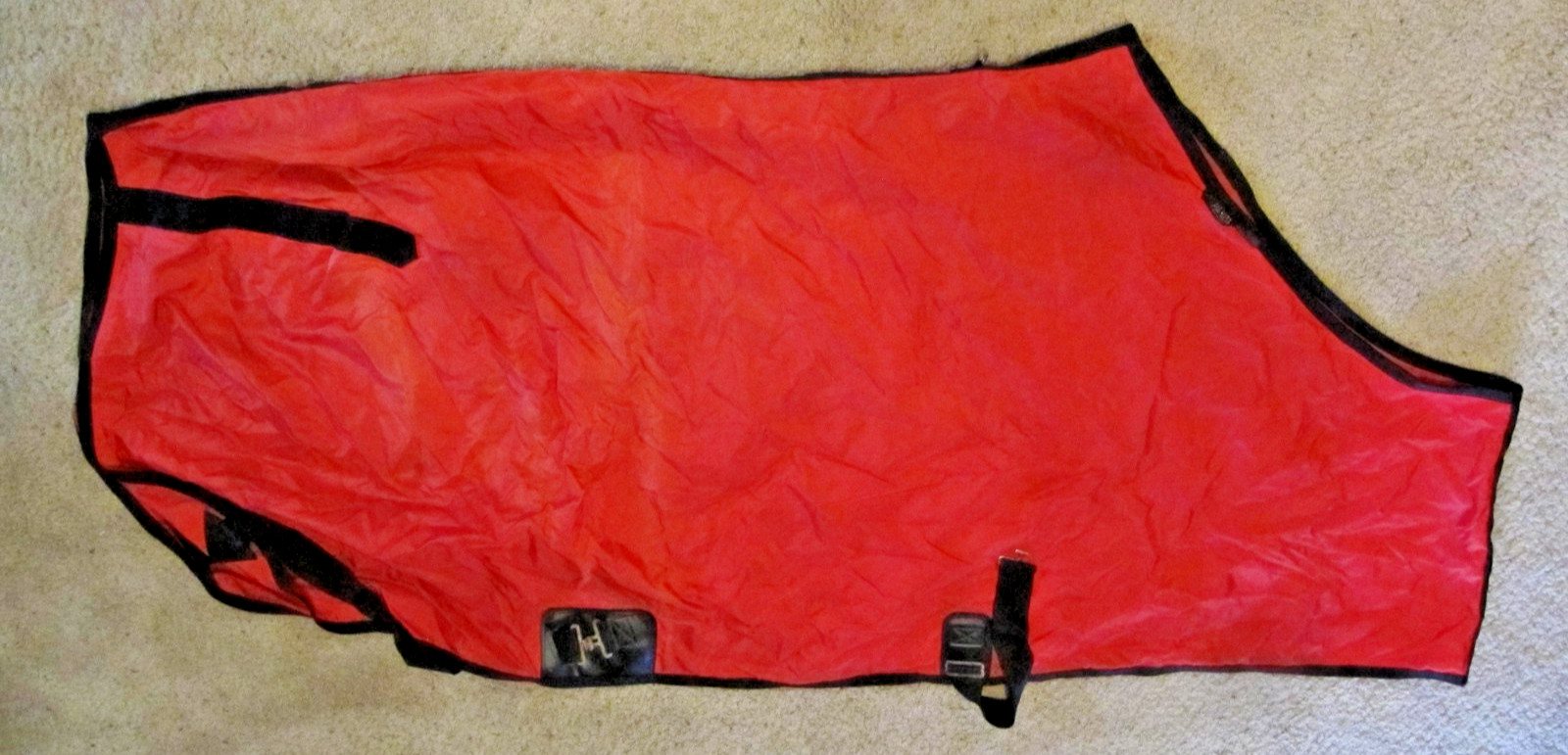 SILVER MESA HORSE BLANKET SHEET 420D NYLON RED SIZE 82 Closed Front