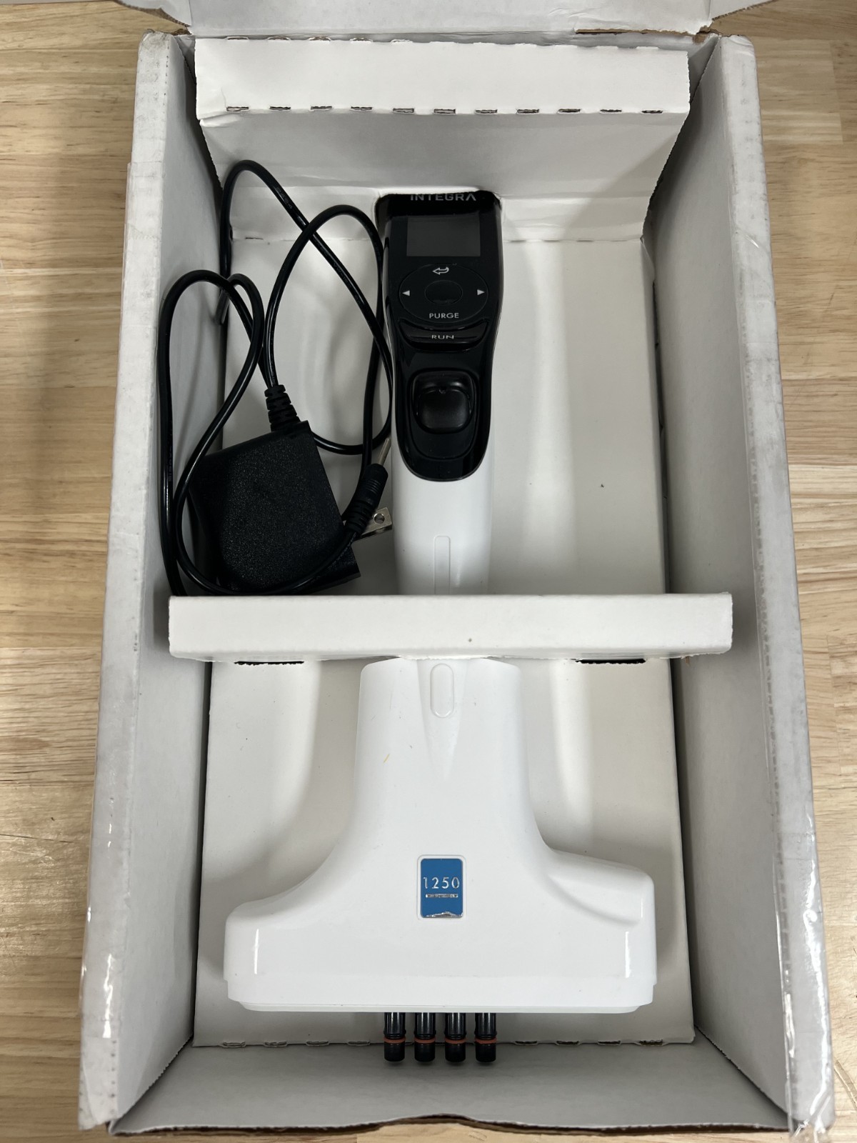 Integra 4 Channel VOYAGER Adjustable Tip Spacing Pipette No. 4744. Assist Ready