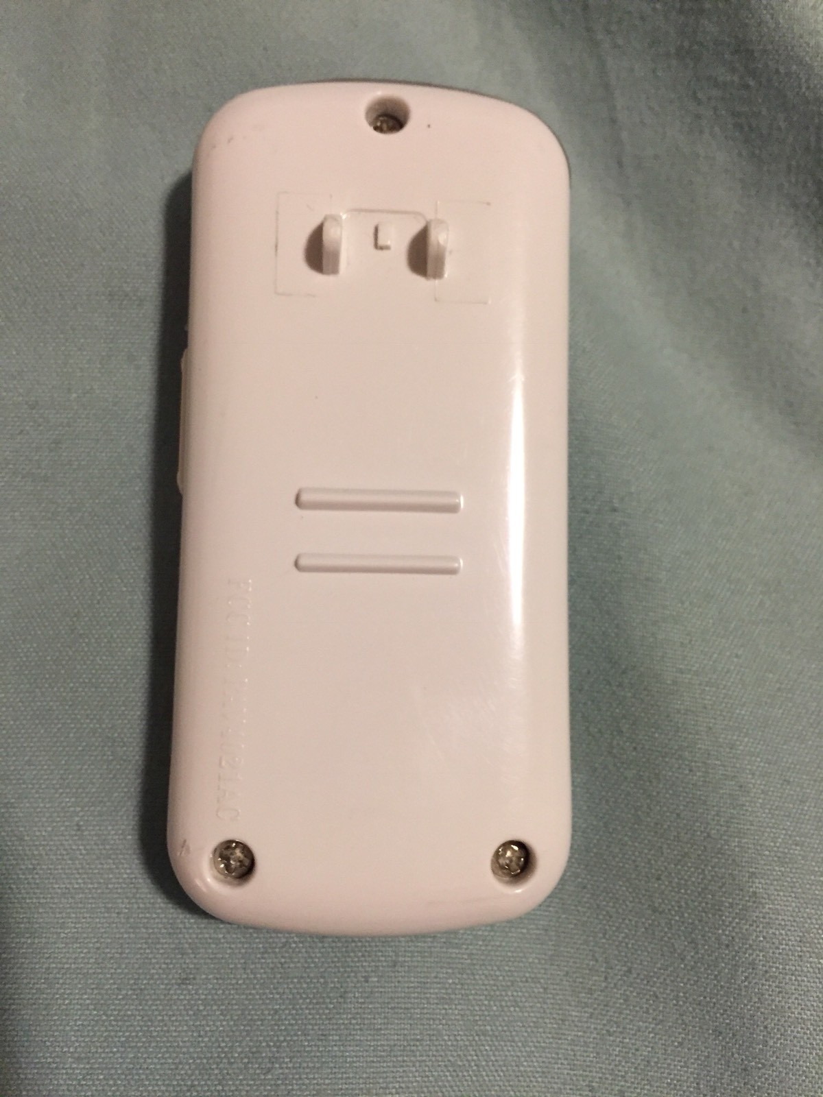 AIR CLICK REMOTE CONTROL ONLY MAC and PC. **NO USB** BROKEN CLIP. SEE PICS**