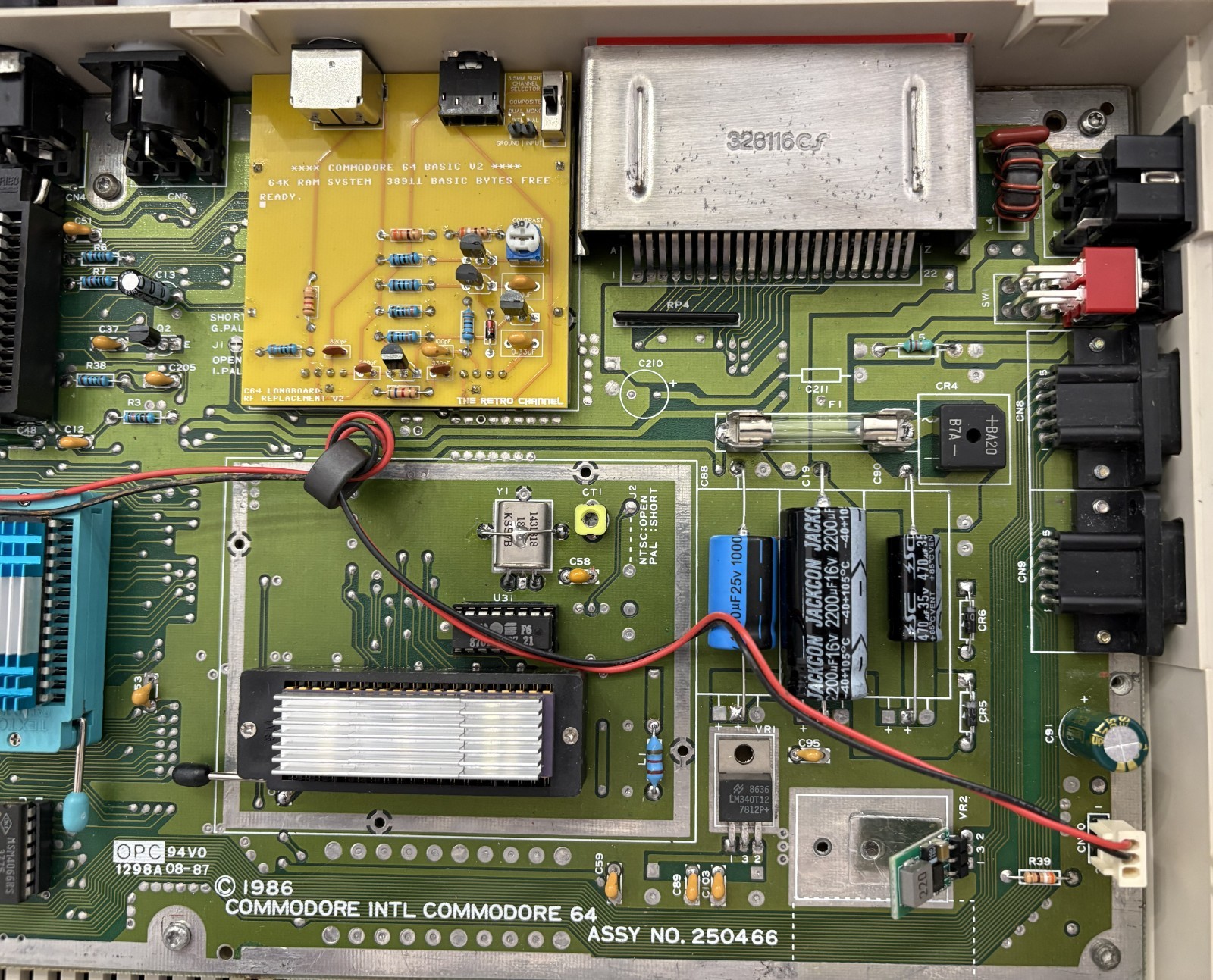 COMMODORE 64C COMPUTER 250466 HEATSINKS TESTED AND WORKING ZIF64