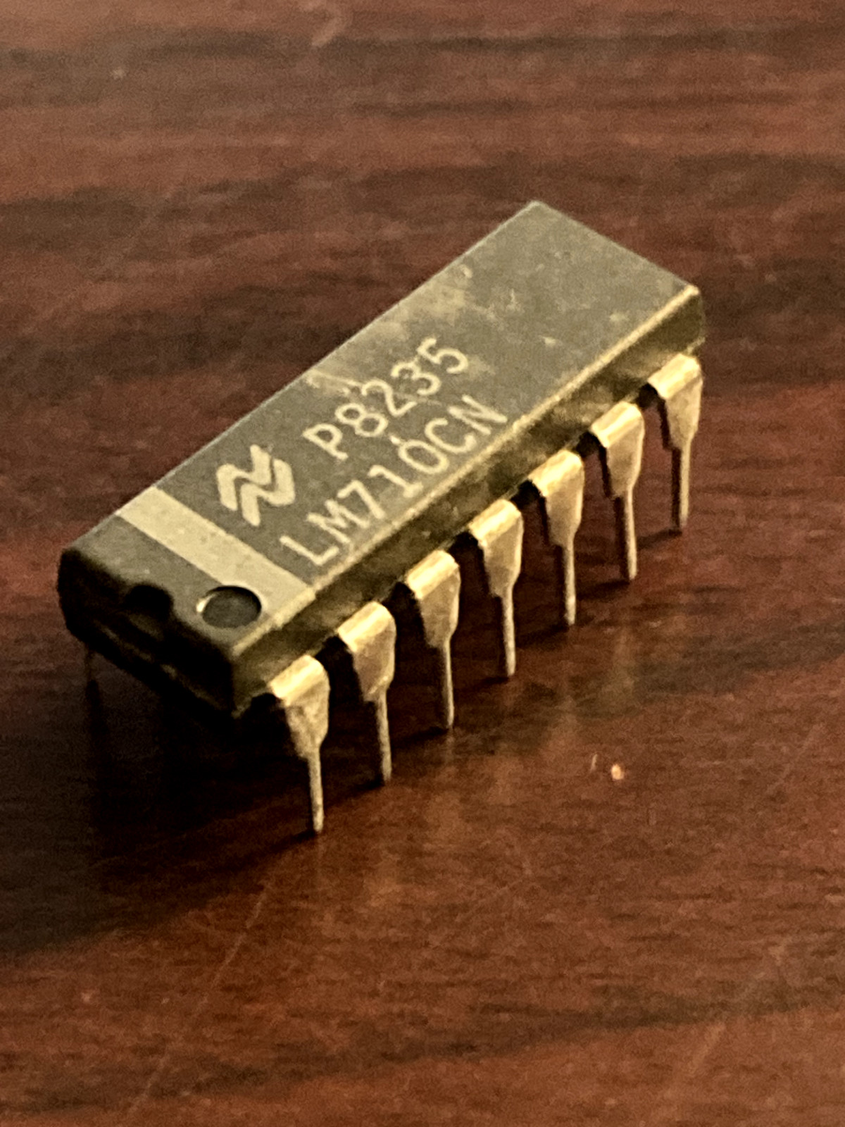 LM710CN Voltage Comparator DIP-14