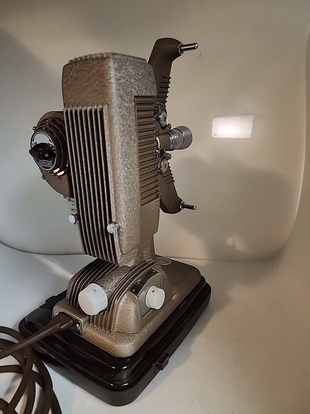 VTG Revere 8mm Projector Model P-90 with Case, Power Cord & Take-up Reel TESTED!