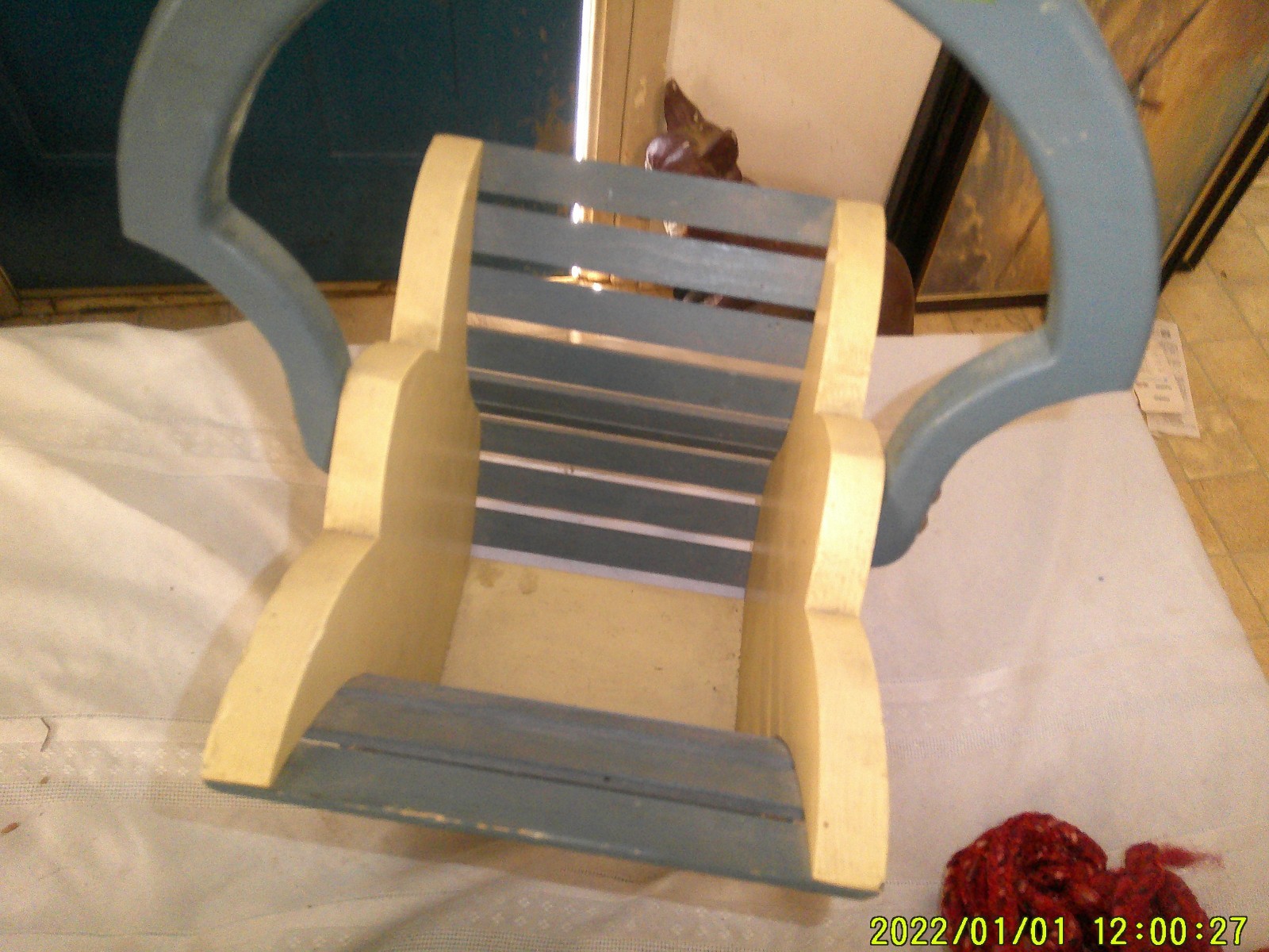 OLD HANDMADE DECORATIVE WOODEN BASKET BIRD SCENE SLAT SIDES TULIP NICE DETAIL