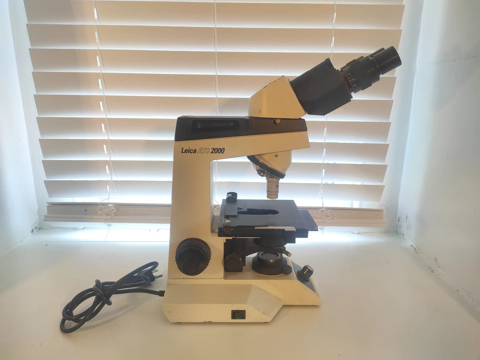 Leica ATC 2000 Microscope Monocular Laboratory Stage Scientific Optics Glass