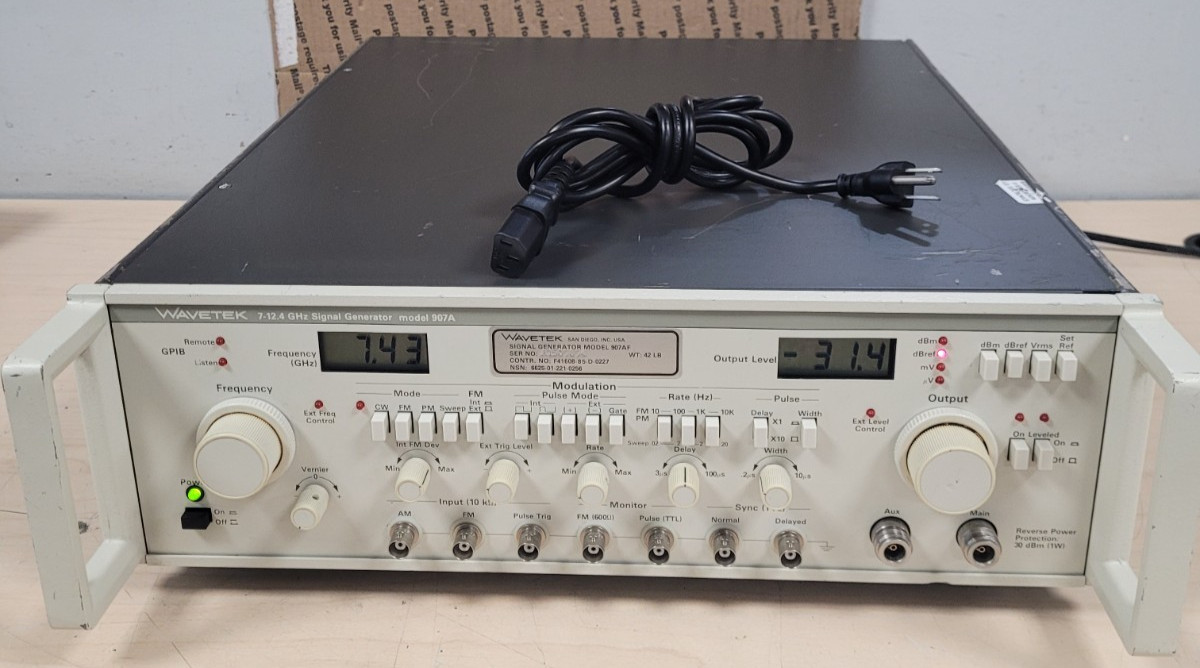 WaveTek 907A Signal Generator 7-12.4GHz Signal Generator (TESTED TO POWER ON)